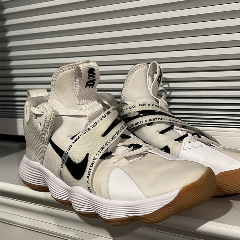 Nike React HyperSet
Indoor Court Shoes